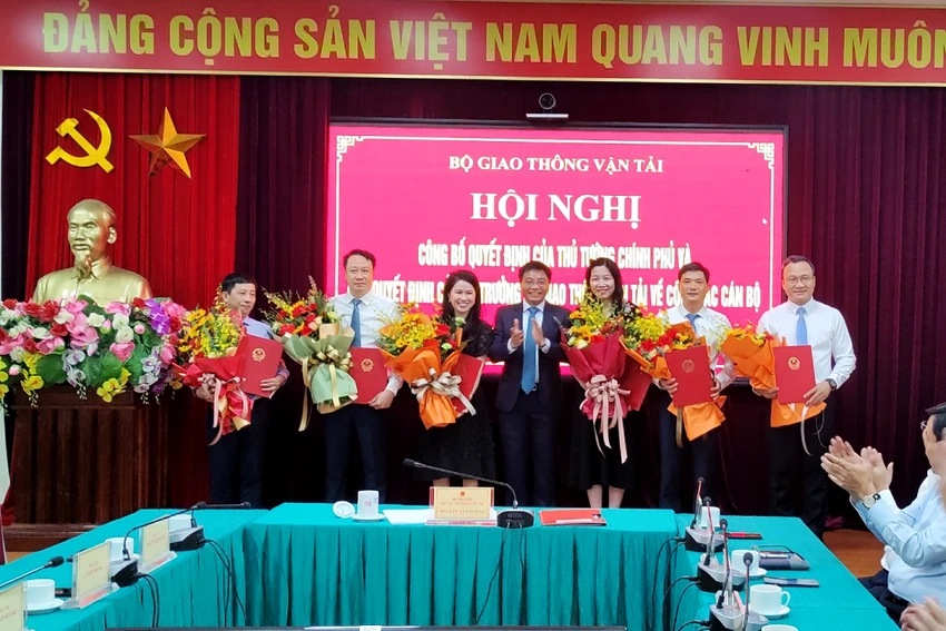 Bộ trưởng Bộ GTVT trao quyết định điều động, bổ nhiệm cho các cá nhân. Ảnh: M.T