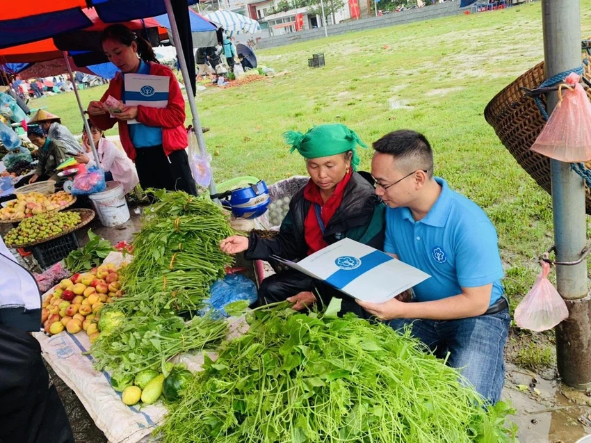 BHXH Việt Nam tuyên truyền chính sách bảo hiểm đến tận người dân. Ảnh: P.PHONG