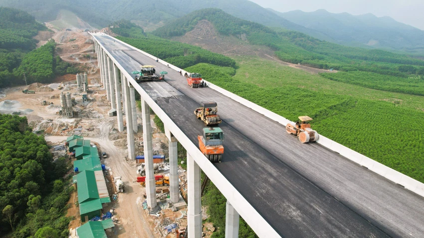 Một số dự án đường bộ cao tốc đang gặp khó khăn vướng mắc về mặt bằng, nguồn vật liệu xây dựng. Ảnh đường bộ cao tốc Bắc - Nam. Ảnh: Đ.L