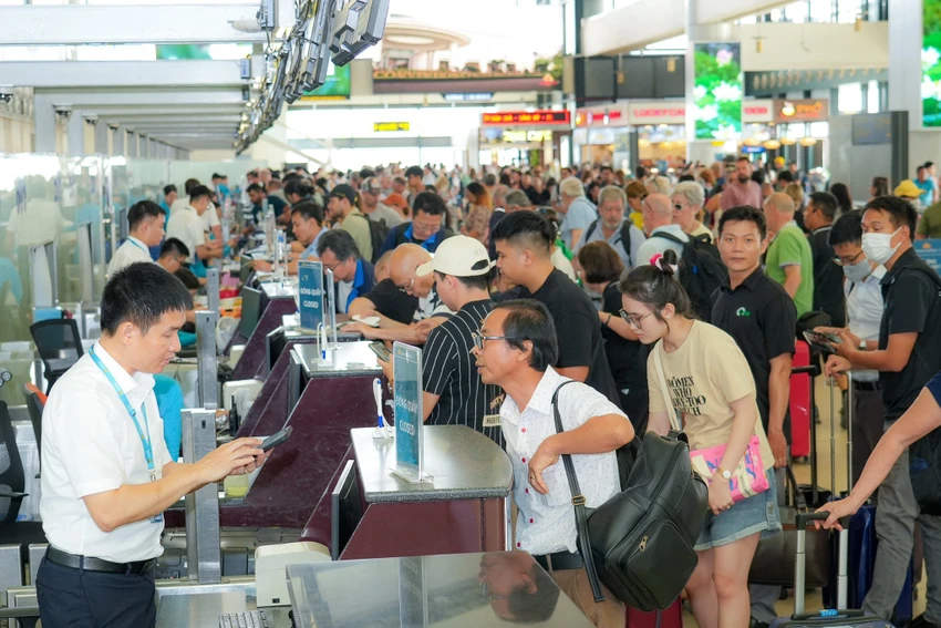 Bộ GTVT yêu cầu kiểm tra giá vé máy bay vì hiện giá bán đang vượt quá sức mua của người dân. Ảnh: V.LONG