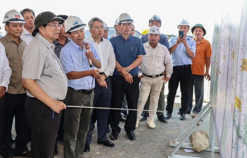 Thủ tướng kiểm tra tiến độ bàn giao mặt bằng cho cao tốc Khánh Hòa - Buôn Ma Thuột. Ảnh: NHẬT THANH