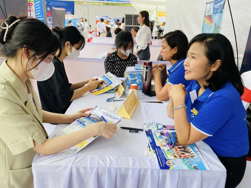 Đại diện NLĐ đề xuất cho người lao động được nhận lại tiền đóng vào quỹ bảo hiểm thất nghiệp. Ảnh: TTDVVL