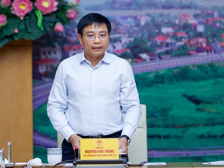 Bộ trưởng Bộ GTVT Nguyễn Văn Thắng báo cáo Thủ tướng nguyên nhân cát biển làm lúa chết. Ảnh: VGP