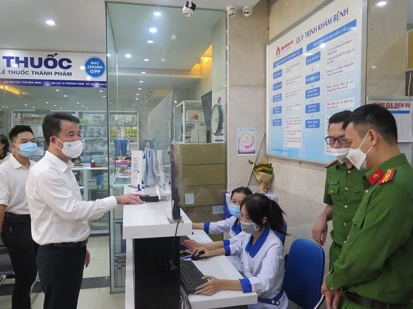 Lãnh đạo BHXH Việt Nam và công an tiến hành kiểm tra việc triển khai tài khoản định danh điện tử VNeID. Ảnh: V.LONG