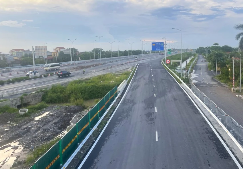 Việc điều chỉnh hướng di chuyển trên cao tốc Cầu Giẽ - Ninh Bình nhằm phục vụ công tác thi công nút giao Phú Thứ. Ảnh: N.HÂN