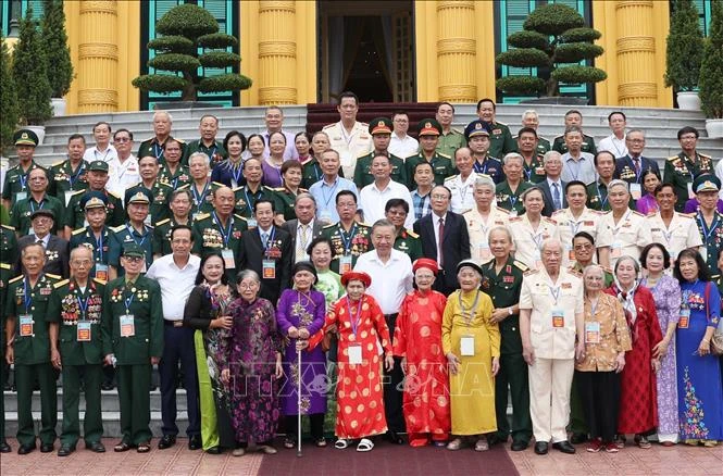 Chủ tịch nước Tô Lâm chụp ảnh cùng người có công tiêu biểu tại Phủ Chủ tịch. Ảnh: TTXVN