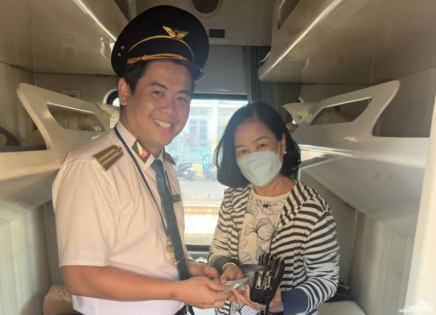 Trả lại điện thoại và tiền mặt cho khách.