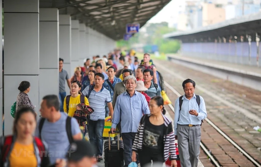 Lượng hành khách chọn đi tàu dịp lễ 2-9 tăng cao. Ảnh: V.LONG