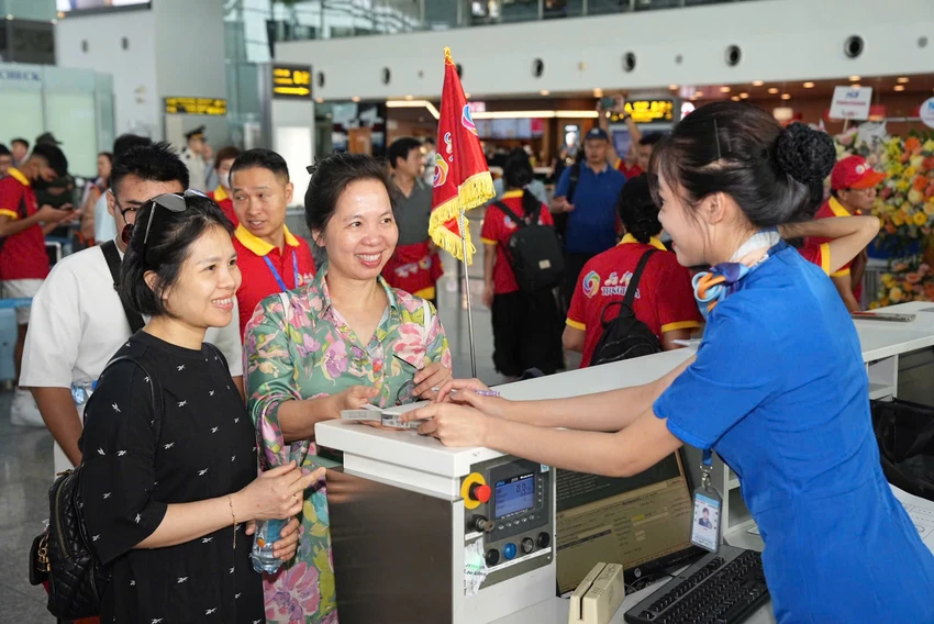 Giá vé máy bay hiện đang tăng cao