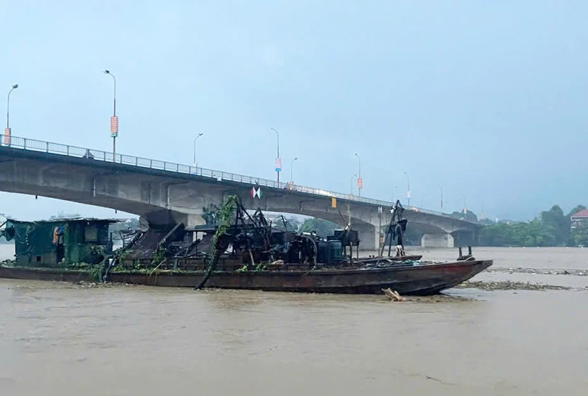 Tàu Trung Quốc trôi dạt trên sông Hồng