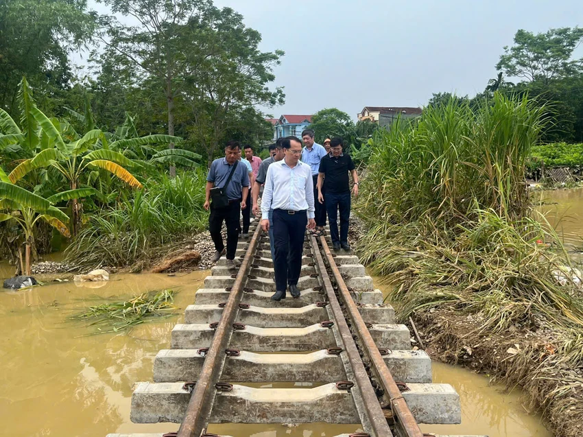 Các cơ quan chức năng tiến hành kiểm tra đoạn nền đường sắt bị lũ cuốn trôi trên tuyến Yên Viên - Lào Cai. Ảnh: N.NĂM