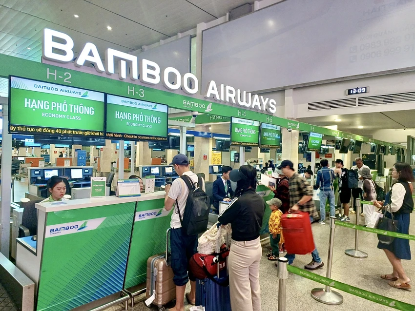 Vé máy bay vào các ngày cao điểm Tết neo ở mức 3,7 triệu đồng. Ảnh: V.LONG
