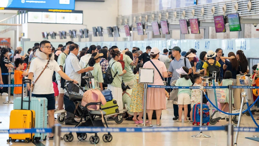 Sân bay Tân Sơn Nhất và Nội Bài dự kiến có thời điểm sẽ ùn tắc cục bộ. Ảnh: V.LONG