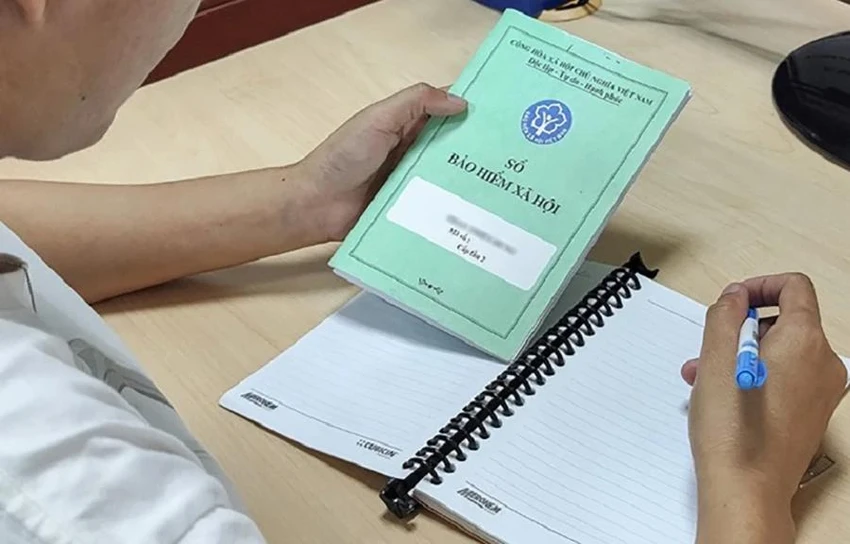 Sổ bảo hiểm xã hội điện tử sẽ thay thế cho bản giấy hiện nay. Ảnh: CTV