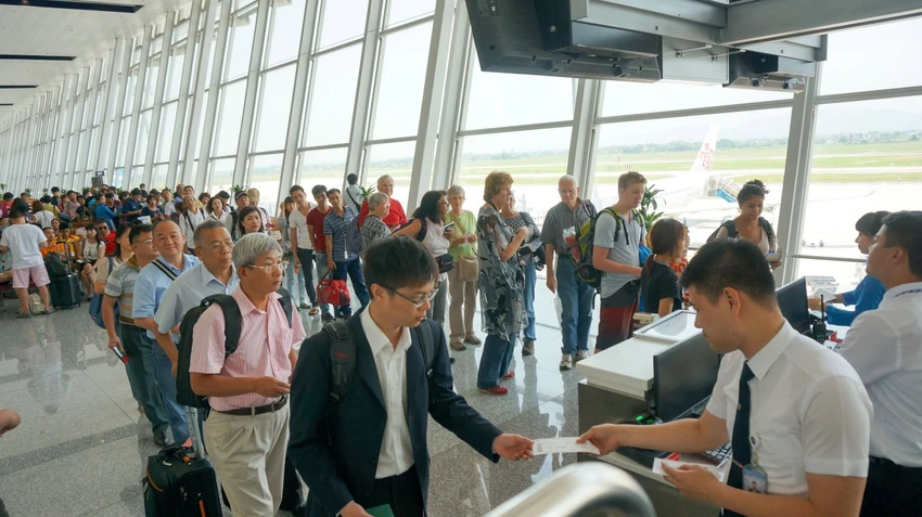 Thời gian qua nhiều khách phàn nàn chuyến bay bị chậm chuyến lâu nhưng không nhận được thông báo hay lời xin lỗi từ hành khách. Ảnh: V.LONG
