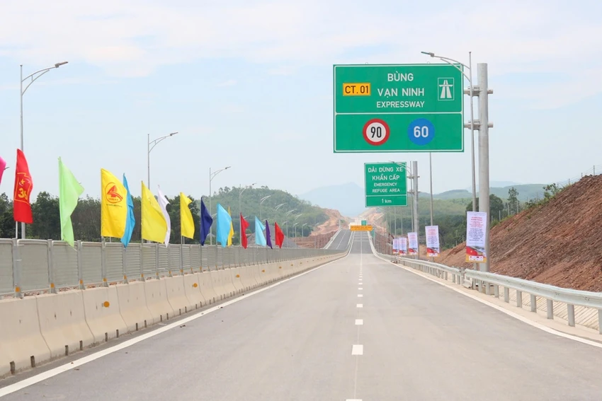 Biển báo giao thông đi qua khu vực Quảng Trị mới. Ảnh: V.LONG
