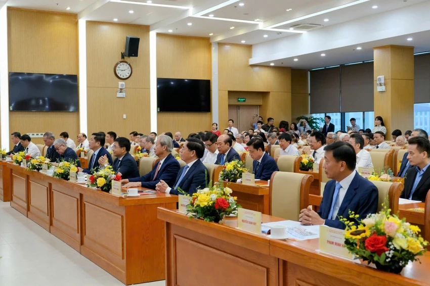 Lãnh đạo và nguyên lãnh đạo ngành giao thông dự lễ kỷ niệm 80 năm Ngày truyền thống ngành giao thông. Ảnh: BXD