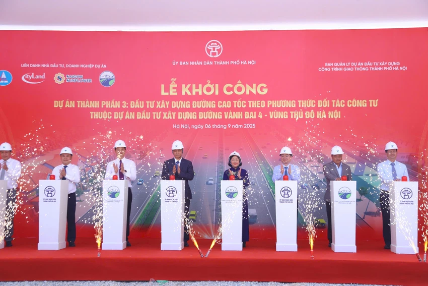 Lãnh đạo Hà Nội cùng các đại biểu nhấn nút phát động lễ khởi công dự án đường vành đai 4. Ảnh: V.LONG