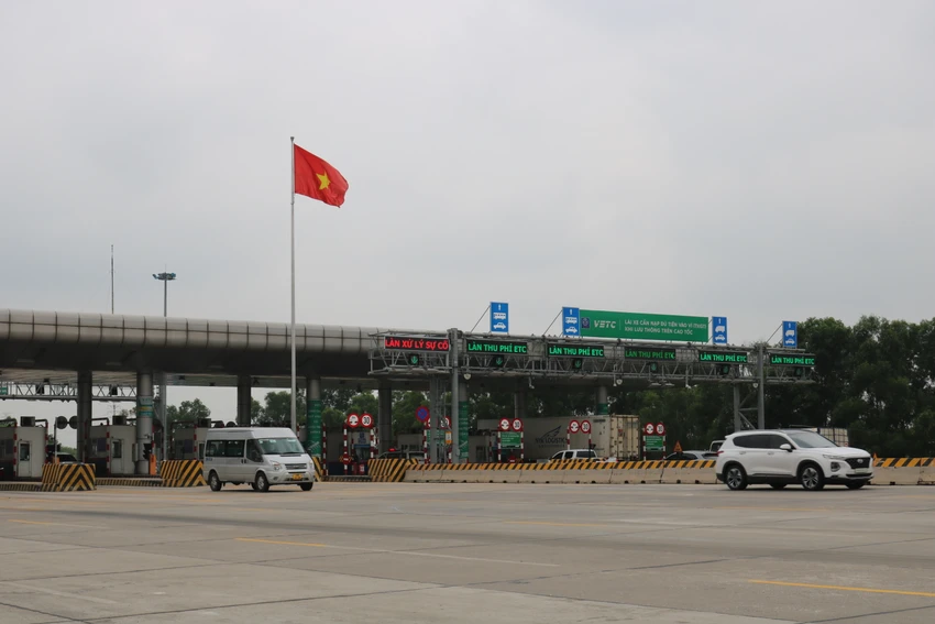 Tuyến cao tốc Hà Nội - Hải Phòng chính thức cấm xe tải lưu thông ở làn trong cùng. Ảnh: V.LONG