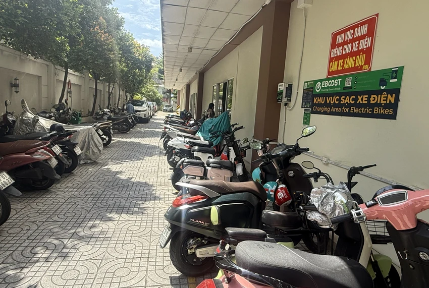 Khu vực để xe điện và trạm sạc tại một chung cư ở TP.HCM. Ảnh: NGUYỄN CHÂU