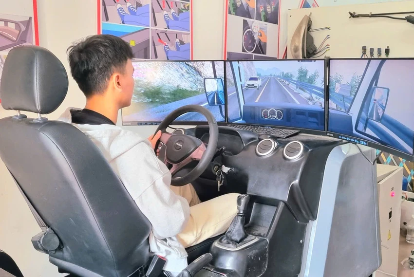 Hiện nhiều cơ sở đào tạo trang thiết bị để học viên học môn mô phỏng, mỗi lần học học viên phải đóng khoản phí 200.000 đồng. Ảnh: V.LONG thi-mo-phong-lai xe.jpg