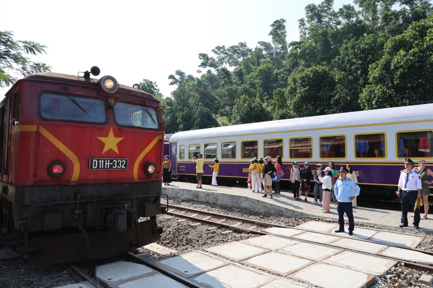 Hiện nay nền công nghiệp đường sắt trong nước chưa phát triển. Trong ảnh là tuyến đường sắt Bắc - Nam. Ảnh: V.LONG duong-sat-vn.jpg