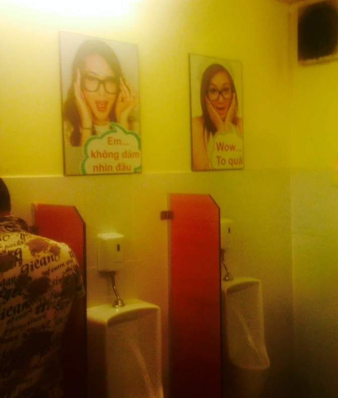 Phản cảm 'bé' Xuân Mai bị trưng ảnh trong toilet quán nhậu ảnh 3 Phản cảm 'bé' Xuân Mai bị trưng ảnh trong toilet quán nhậu ảnh 3