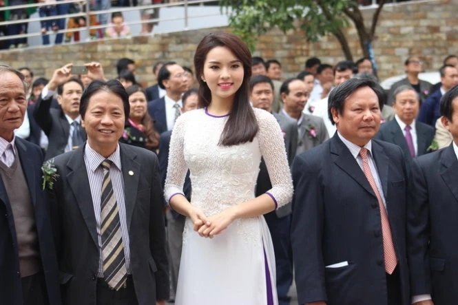 Hoa hậu Nguyễn Cao Kỳ Duyên trên đường phố Buôn Ma Thuột (Đắk Lắk) sáng 3-1. Ảnh: Hà Bình/TTO