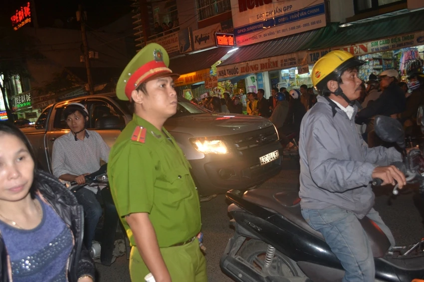 Người dân đón chờ ông Nguyễn Bá Thanh trở về ảnh 8 Người dân đón chờ ông Nguyễn Bá Thanh trở về ảnh 8