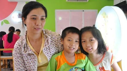Học sinh, phụ huynh kêu cứu giúp cô giáo bị điều chuyển ảnh 1 Cô giáo Trần Thị Sương và hai con tại Bệnh viện Truyền máu và Huyết học trong lúc chờ được vào truyền máu.