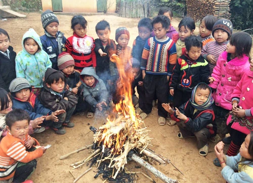 Học sinh trường tiểu học B thị trấn Đồng Văn đốt lửa sưởi ấm. Ảnh:Nam Anh hocsinh.jpg