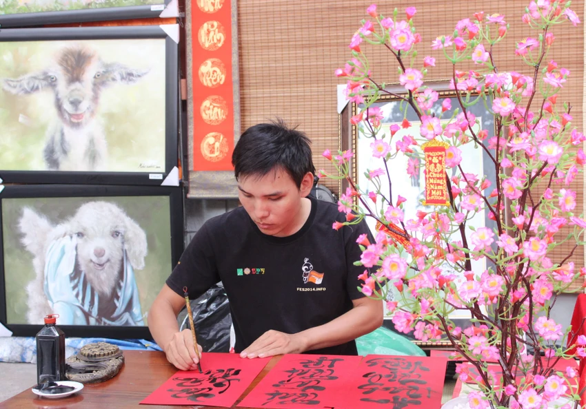 TP.HCM: Già trẻ dắt nhau xuống phố ông đồ ảnh 3 TP.HCM: Già trẻ dắt nhau xuống phố ông đồ ảnh 3