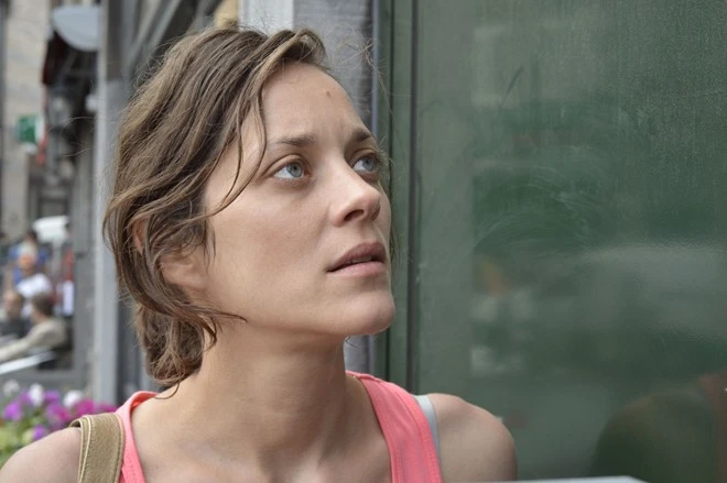 Tranh tài tại hạng mụcNữ diễn viên chính xuất sắc với bộ phimTwo Days, One Night, Marion Cotillard là minh tinh thứ hai trong lịch sử Oscar có được hai đề cử này đều nhờ các tác phẩm nói tiếng Pháp. Năm 2008, cô từng lên ngôi với bộ phim tiểu sử xoay quanh cuộc đời nữ danh ca Édith Piaf mang tênLa Vie en Rose. Nữ diễn viên đầu tiên làm được điều này trước Marion Cotillard là Isabelle Adjani, vớiL'histoire d'Adèle H.(1976) vàCamille Claudel(1990). Những điều thú vị cực kỳ ít biết về Oscar 2015