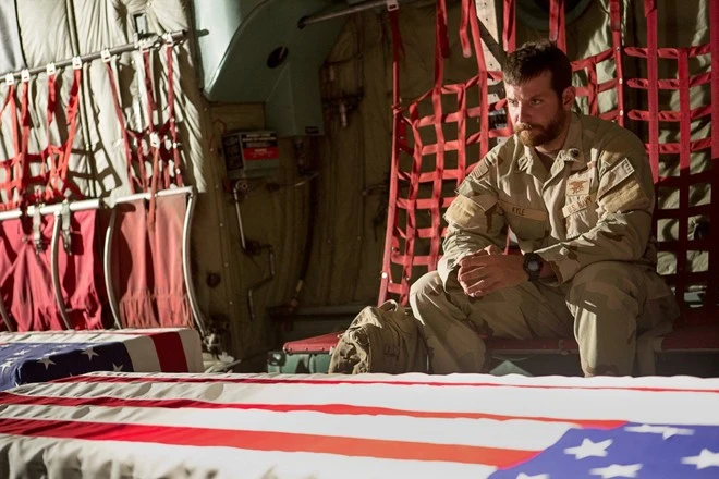 Oscar 2015 đánh dấu năm thứ ba liên tiếp tài tử Bradley Cooper giành được đề cử về diễn xuất, qua những bộ phimSilver Linings Playbook,American HustlevàAmerican Sniper. Trong quá khứ, Russell Crowe cũng làm được điều tương tự vớiThe Insider(2000),The Gladiator(2001)và A Beautiful Mind(2002). Song, kỷ lục liên tiếp nhận đề cử Oscar về diễn xuất là 4 lần, thuộc về Marlon Brando (từ 1951 tới 1954 và Al Pacino (từ 1972 tới 1975). Những điều thú vị cực kỳ ít biết về Oscar 2015