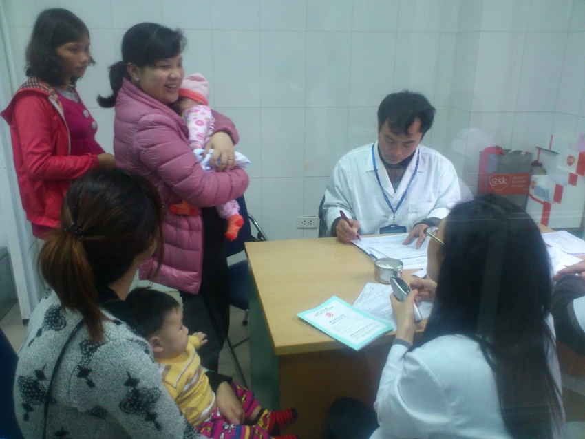 Người dân tập trung cho con tiêm vaccine miễn phí ảnh 3 Người dân tập trung cho con tiêm vaccine miễn phí ảnh 3