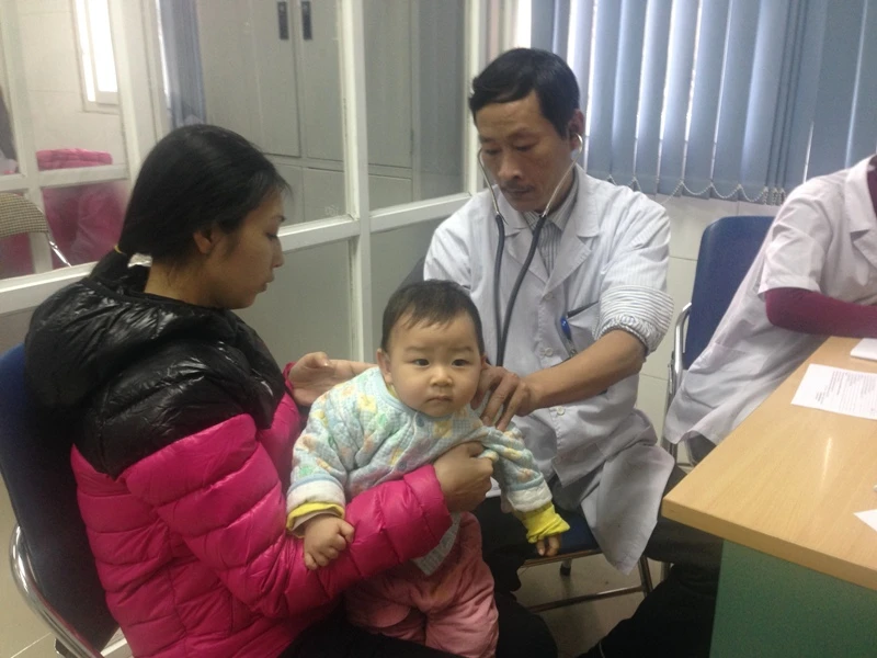 Người dân tập trung cho con tiêm vaccine miễn phí ảnh 4 Người dân tập trung cho con tiêm vaccine miễn phí ảnh 4