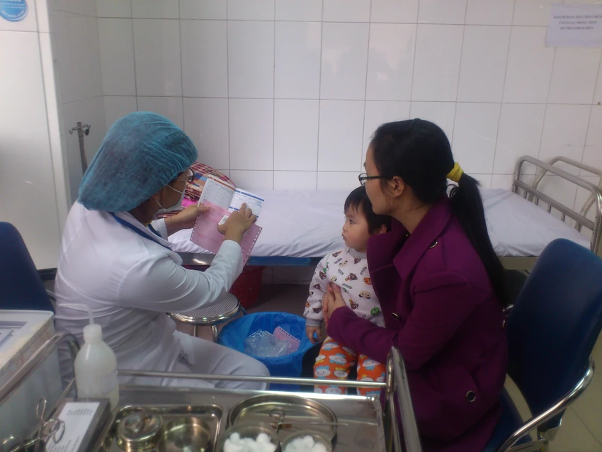 Người dân tập trung cho con tiêm vaccine miễn phí ảnh 5 Người dân tập trung cho con tiêm vaccine miễn phí ảnh 5