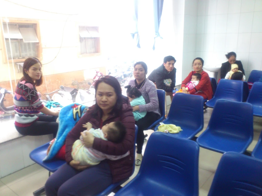 Người dân tập trung cho con tiêm vaccine miễn phí ảnh 7 Người dân tập trung cho con tiêm vaccine miễn phí ảnh 7