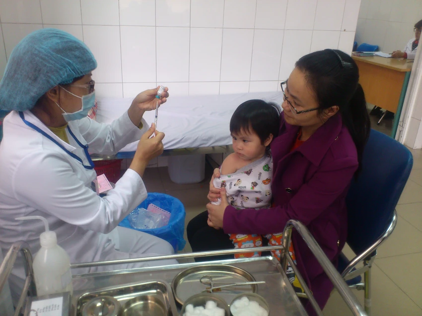 Người dân tập trung cho con tiêm vaccine miễn phí ảnh 6 Người dân tập trung cho con tiêm vaccine miễn phí ảnh 6