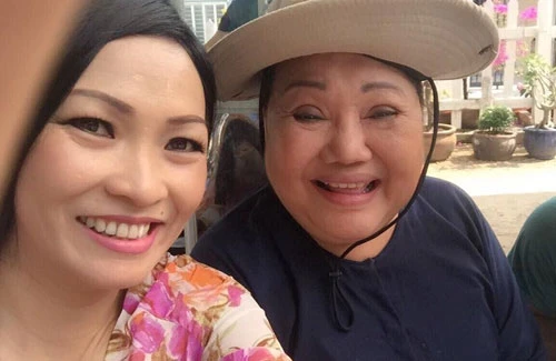 Trên phim trường, Ngọc Giàu tỏ ra không có khoảng cách tuổi tác với các diễn viên. Bà tung hứng hết sức và luôn mang đến sự thoải mái, dễ chịu cho mọi người. Bà cũng rất nghiêm túc trong công việc. Ca sĩ Phương Thanh (trái) vào vai người chuyên môi giới các Oshin cho nhà chủ. ngoc-giau-2-6344-1427084053.jpg