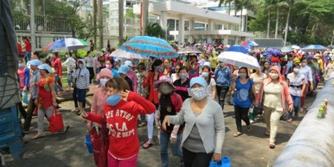 Công nhân Công ty TNHH PouYuen VN, phản đối quy định của Luật BXH hôm 26-27/3.