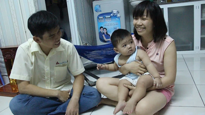 Vợ chồng anh Trần Văn Vững (30 tuổi, quê Long An) và chị Hoàng Thị Mai (29 tuổi) cùng con trong căn hộ tại tầng 3, block A2e, khu nhà ở xã hội Hòa Lợi, Bình Dương - Ảnh: Bá Sơn
