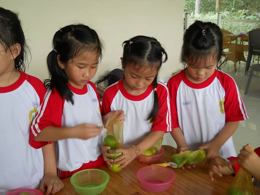 Ngộ nghĩnh bé mầm non tập làm nông dân ảnh 11