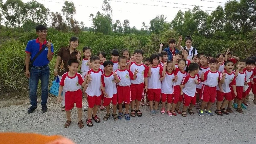 Ngộ nghĩnh bé mầm non tập làm nông dân ảnh 17