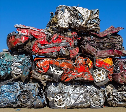 Các nhà làm phim "Fast & Furious 7" thuê hãng Bonnie's Car Crushers dọn dẹp sau khi phá nát một loạt xe trong lúc ghi hình ở Colorado. Ảnh:WSJ. ff7-1-7646-1428044069.jpg