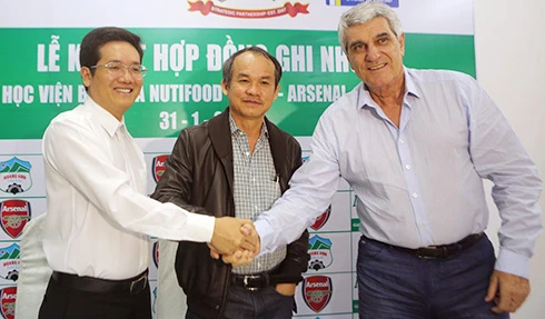 Bầu Đức (giữa)và các đối tác trong buổi lễ ký hợp đồng ghi nhớ để thành lập Học viện hồiđầu tháng 2 năm nay. Ảnh:Đông Huyền. DONG7517-3322-1422719973-1151-1428400668