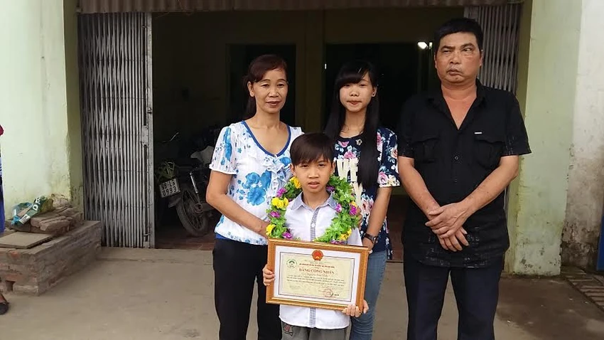 'Thần đồng' Đức Vĩnh được khen thưởng 'nóng' ảnh 3 Đức Vĩnh và gia đình