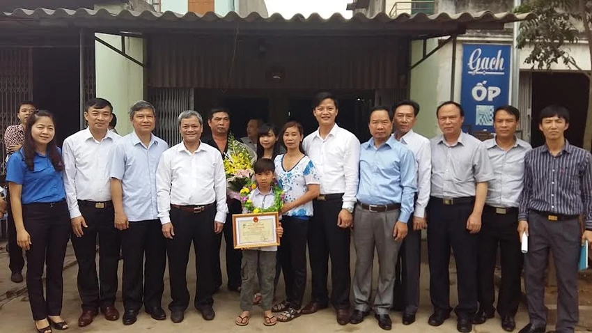 Lãnh đạo tỉnh Bắc Ninh&nbsp;và các sở ngành tới chúc mừng em Vĩnh