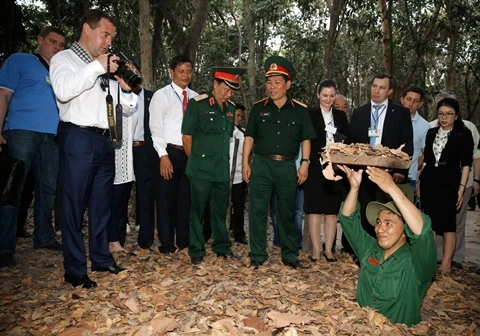 Thủ tướng Nga Medvedev đội mũ tai bèo ảnh 3