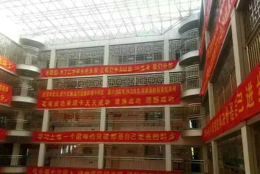 Gắn rào sắt để ngăn học sinh tự tử trước kỳ thi đại học ảnh 1 Gắn rào sắt để ngăn học sinh tự tử trước kỳ thi đại học ảnh 1